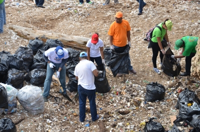 Funcionarios y empleados de ésta institución participaron en Jornada Nacional de Limpieza de Playas 2014