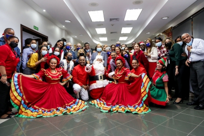 Tesorería Nacional le da la bienvenida a la Navidad a ritmo de villancicos y el personaje Santa Claus